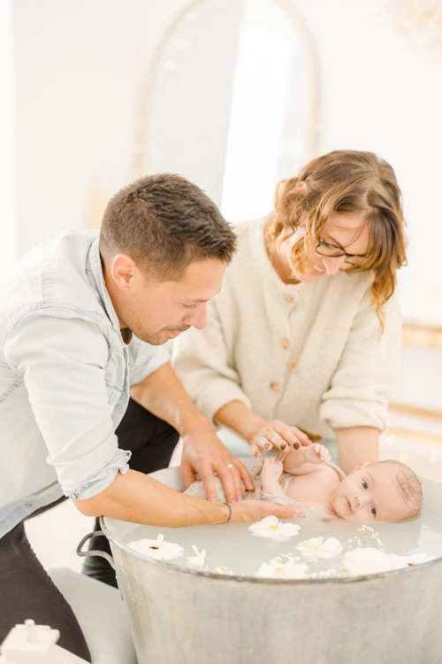 main enfant bonheur famille beige